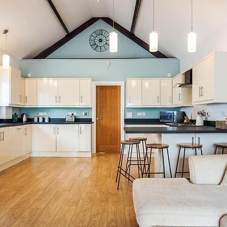 The Beach House - Fully Refurbed March 2024 Oystermouth Екстериор снимка